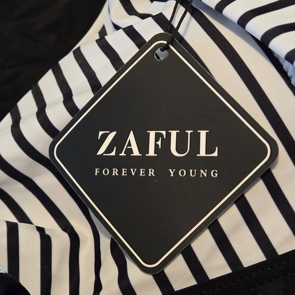 NWT Zaful Black and White Striped Women's Tankini Swimsuit Top US size 8-10 - Picture 6 of 10